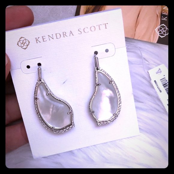Kendra Scott Jewelry - NWT KENDRA SCOTT TULIP EARRINGS 💕